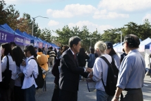 신라대 대학일자리플러스센터, ‘2023 취업박람회’ 성황리에 끝마쳐! 첨부파일  - 1. 취업박람회 참여학생 응원하는 신라대 허남식 총장.jpg
