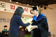 신라대, 2024학년도 신입생 입학식 개최 첨부파일  - 1._신입생_선사_대표학생에게_꽃다발_수여하는_허남식_총장.jpg