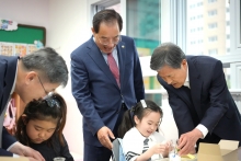 신라대 허남식 총장, ‘늘봄학교’ 일일교사로 나서... 첨부파일  - 1. 학생과 함께 마리모 어항 만드는 신라대 허남식 총장, 김희규 부총장 그리고 하윤수 부산시교육감.jpg