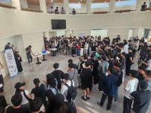 신라대 도서관, 창학 70주년 기념 ‘도서관 한마당 행사’ 개최 첨부파일  - 1. 온라인 전자정보 이벤트에 참여한 학생들.jpg