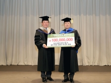 신라대, 발전기금 1억원 기탁과 함께 교육과정 마지막을 장식한 ‘최고경영자과정 6기’ 첨부파일  - 1._신라대_허남식_총장에게_발전기금_전달하는_최고경영자과정_김영주_원우회장.jpg