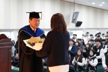 신라대, 2025학년도 신입생 입학식 개최 첨부파일  - 1. 신입생 선서 대표학생에게 꽃다발 수여하는 허남식 총장.jpg