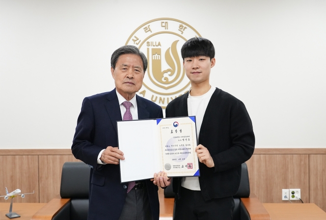 신라대 항공교통물류학부 염건호 학생, 행정안정부 장관 표창 수상 첨부파일  - 신라대 허남식 총장(왼쪽)이 염건호 학생(오른쪽)에게 축하인사와 함께 담화를 나눴다..jpg
