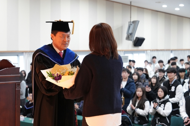신라대, 2025학년도 신입생 입학식 개최 첨부파일  - 1. 신입생 선서 대표학생에게 꽃다발 수여하는 허남식 총장.jpg